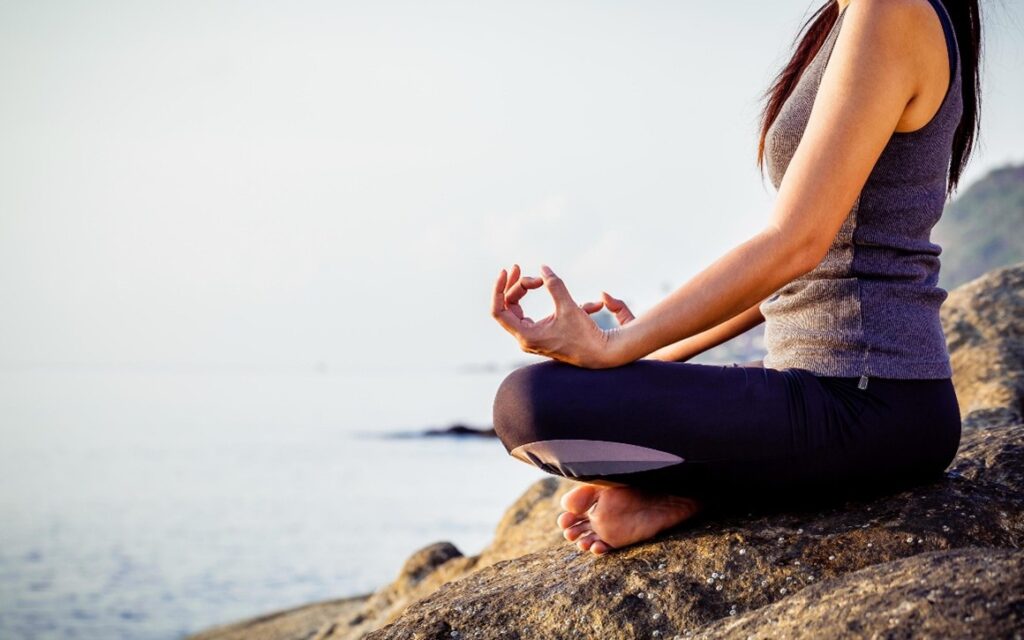 Mulher meditando.