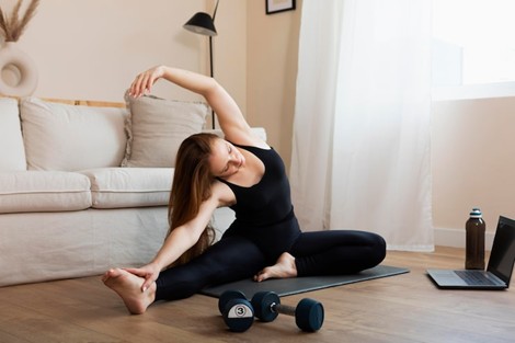 Mulher fazendo exercícios para seu bem-estar e saúde.