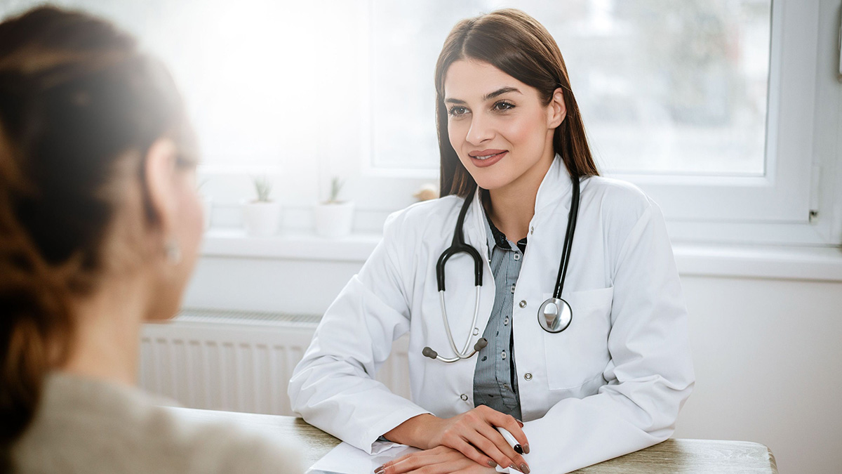 Ginecologista fazendo consulta médica com a paciente.