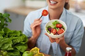 Mulher comendo alimentos saudáveis.