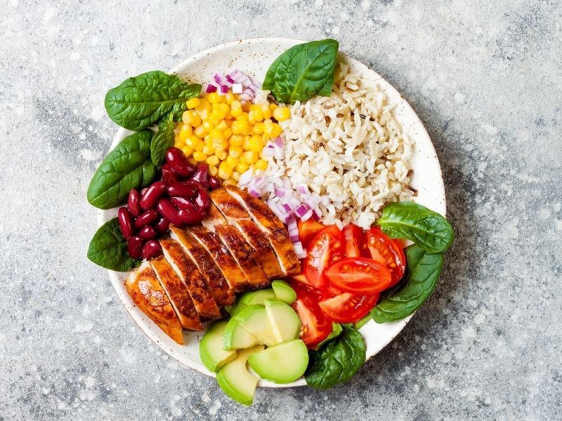 Alimentação saudável e equilibrada é a base para o emagrecimento feminino.
