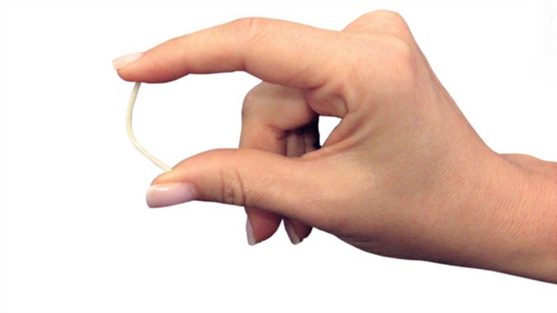 imagem mostra com o implante contraceptivo é uma haste flexível 